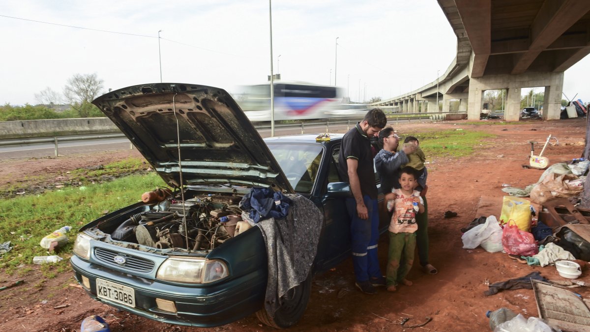 Lucas y su esposa Josiane acompañados de sus tres hijos, viven bajo un puente y durmiendo dentro de un carro a la orilla de la BR-290, una de las principales carreteras de Río Grande do Sul (Brasil).