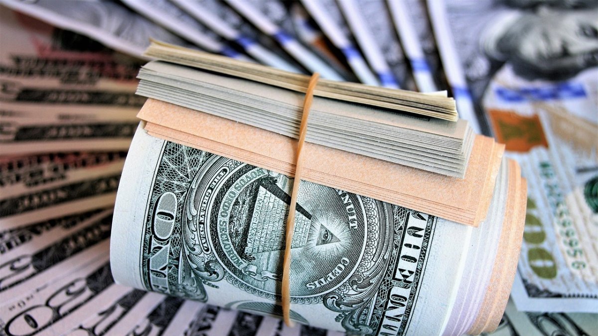 La mujer le exigía 5.000 dólares a un comerciante.