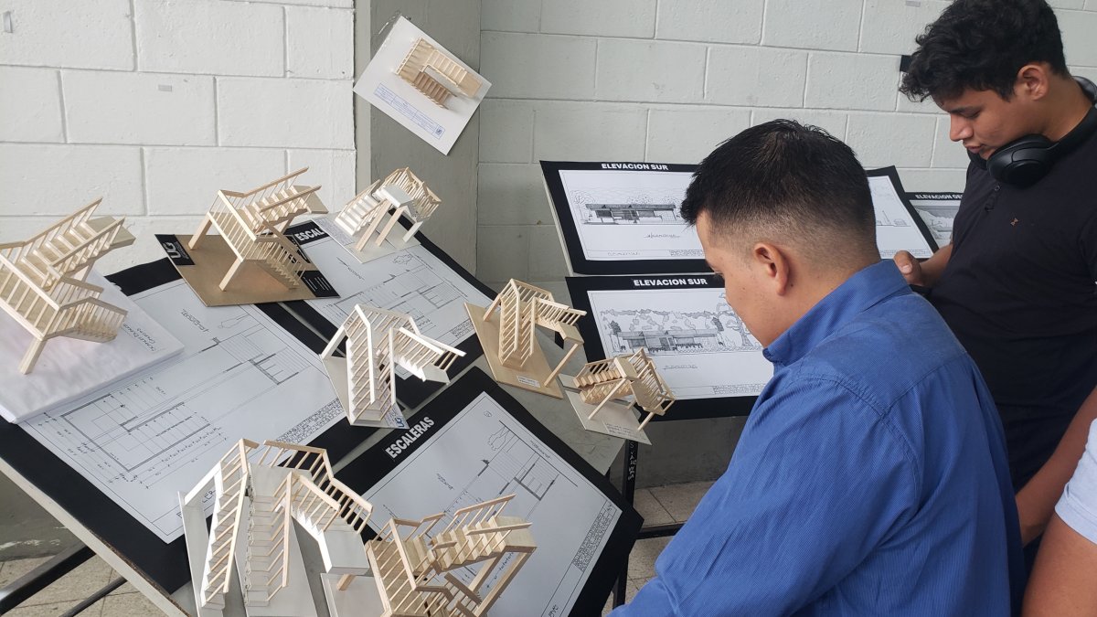 Los alumnos que participaron de la feria han cursado apenas un semestre de la carrera.