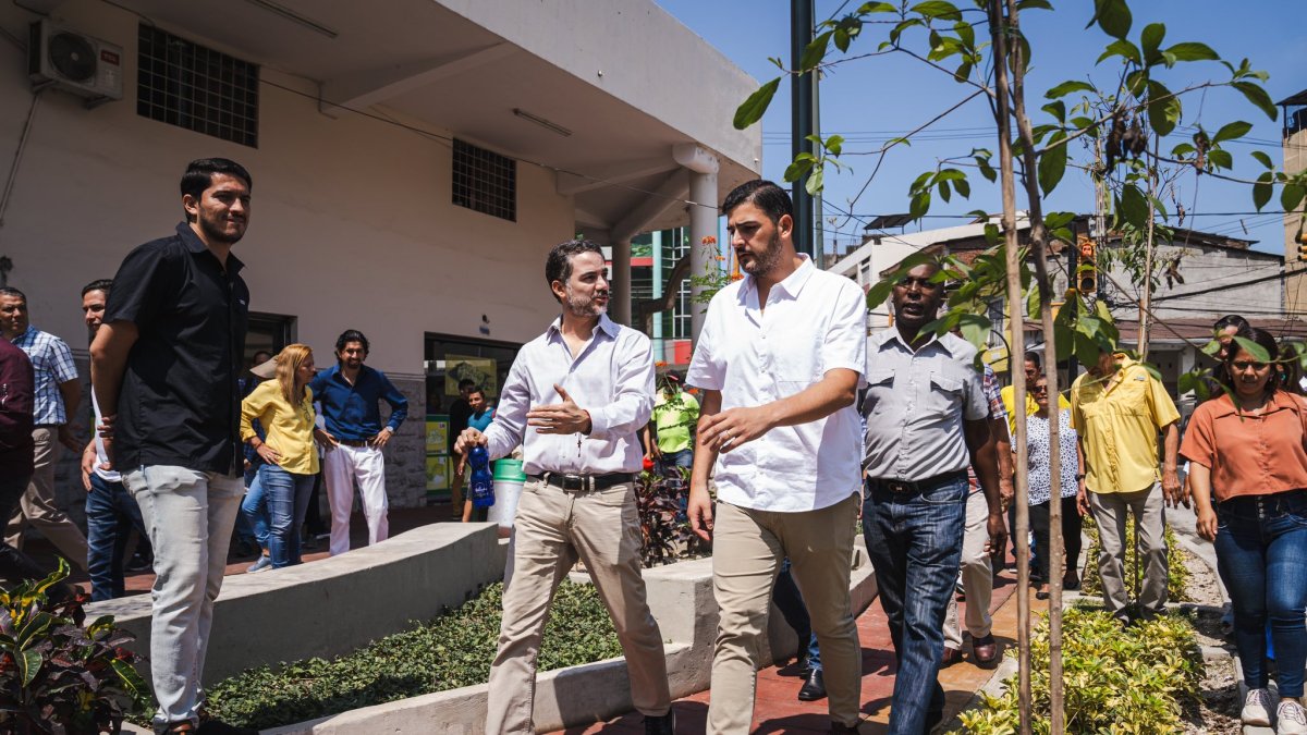 Aquiles Álvarez en un recorrido de obras.