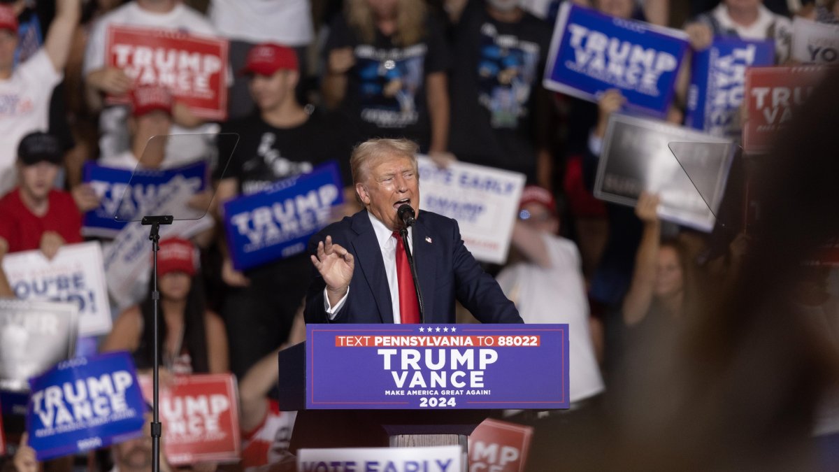 El ex presidente estadounidense Donald J. Trump celebra un mitin en el New Holland Arena de Harrisburg, Pensilvania, EE. UU., el 31 de julio de 2024.
