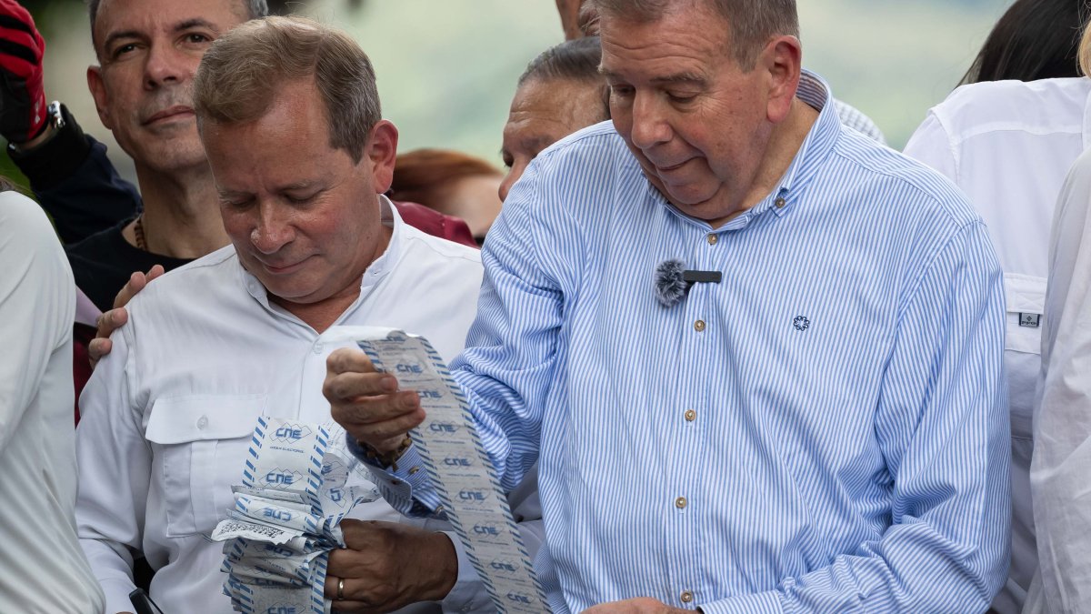 Caracas. El candidato Edmundo González muestra una papeleta con los resultados de una mesa de votación.