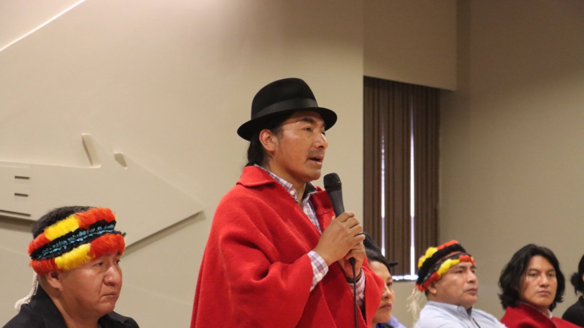 El precandidato presidencial y presidente de la Conaie, Leonidas Iza, en un evento público.