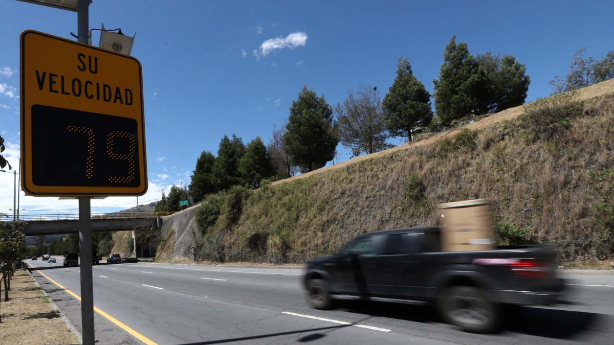 En Quito, el límite máximo de velocidad en las vías perimetrales es de 90 km/h para los vehículos livianos.