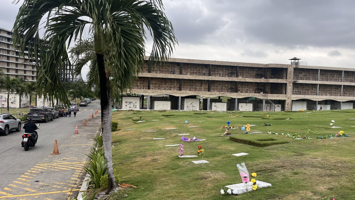 Inhumaciones. En Jardines de Esperanza, el Servicio de Medicina Legal colocó 32 cuerpos en nueve nichos; hasta cuatro cadáveres en fundas negras fueron puestos en cada espacio sin lápida.