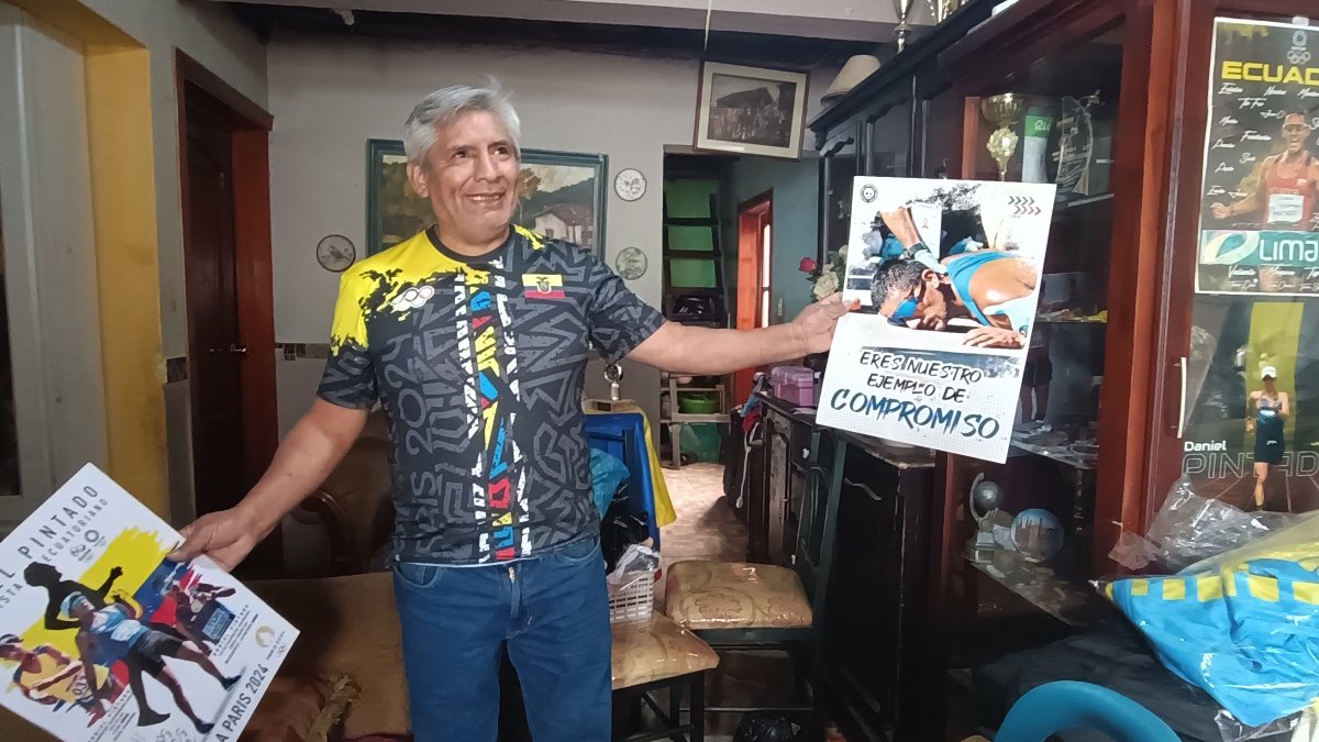 Don Fausto Pintado, padre de Daniel, muestra en su casa en Cuenca afiches y premios que el ecuatoriano cosechó.