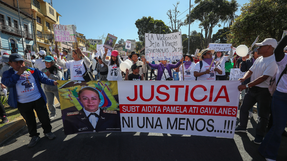Integrantes de organizaciones feministas protestan afuera del Ministerio de Defensa en Quito (Ecuador), para exigir justicia por el presunto feminicidio de la subteniente Aidita Ati.