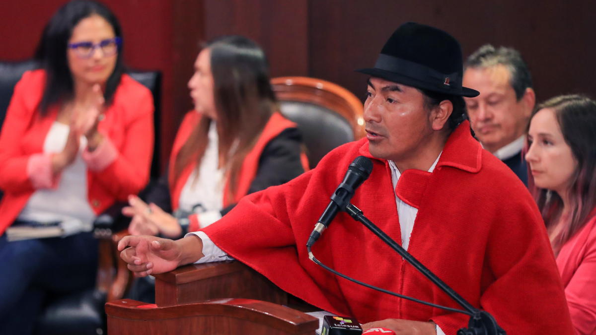 El presidente de la Conaie, Leonidas Iza (d), acompañado por integrantes de partidos y agrupaciones políticas de izquierda, habla durante una reunión en Quito (Ecuador).