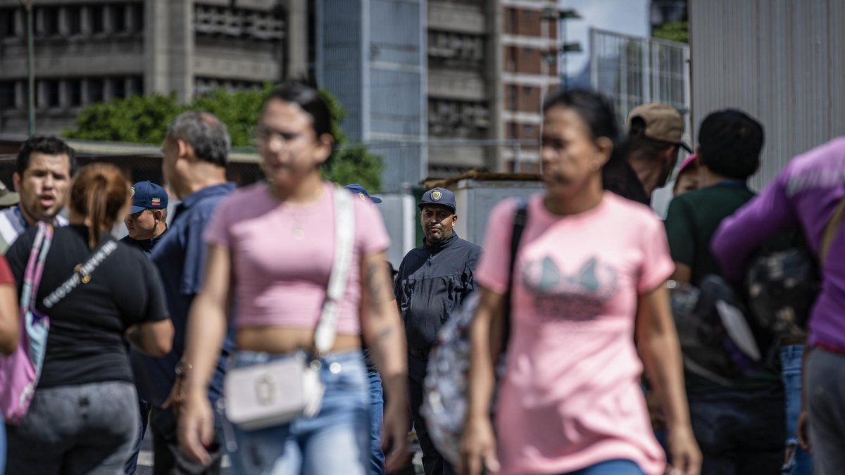 Familiares de las personas detenidas durante las protestas por los resultados electorales dados por el Consejo Nacional Electoral (CNE).