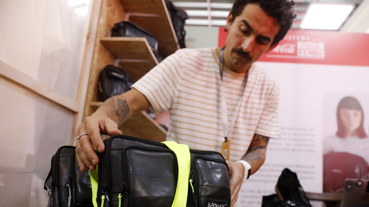 El director creativo de Neomatic, Juan Colmenares, organiza maletas con partes de neumaticos de bicicleta en la edición 35 de Colombiamoda.