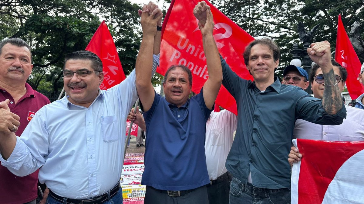 El precandidato presidencial de Unidad Popular, Jorge Escala (i), y el presidenciable Pedro Granja (d), durante las protestas en contra del aumento del precio de la gasolina.