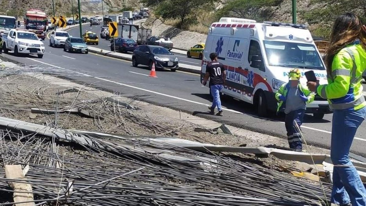 Las varillas metálicas quedaron sobre la vía, luego de que el camión cayó al precipicio en la vía a Guayllabamba.