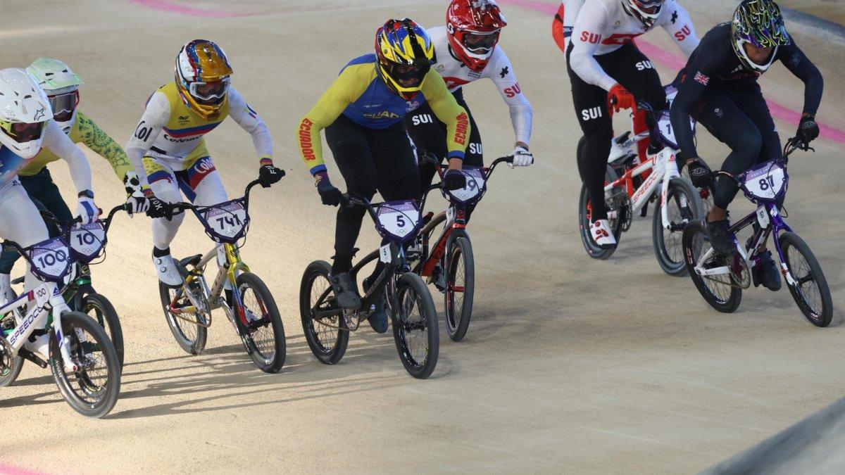 Alfredo Campo en la semifinal de BMX en París 2024.