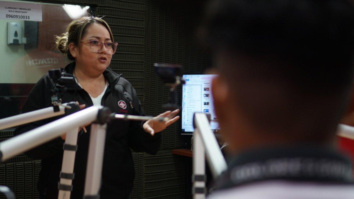 Preparación. Los estudiantes reciben cursos de audio y video para mejorar la propuesta del programa.