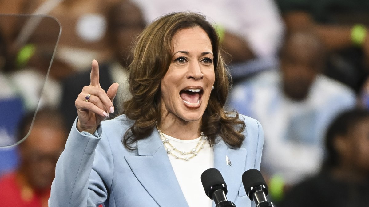 Kamala Harris en una rueda de prensa por campaña.