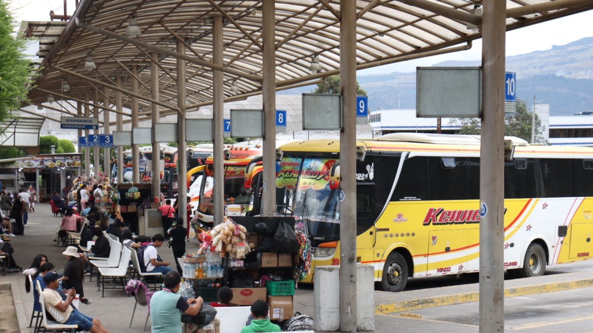 Usuarios del terminal de Carcelén se quejan del estado de la infraestructura, la falta de espacios para esperar y de la inseguridad.