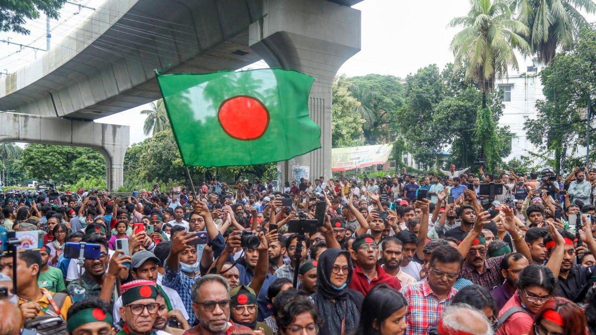 Estudiantes y representantes de la sociedad civil se manifiestan este viernes en Dacca.