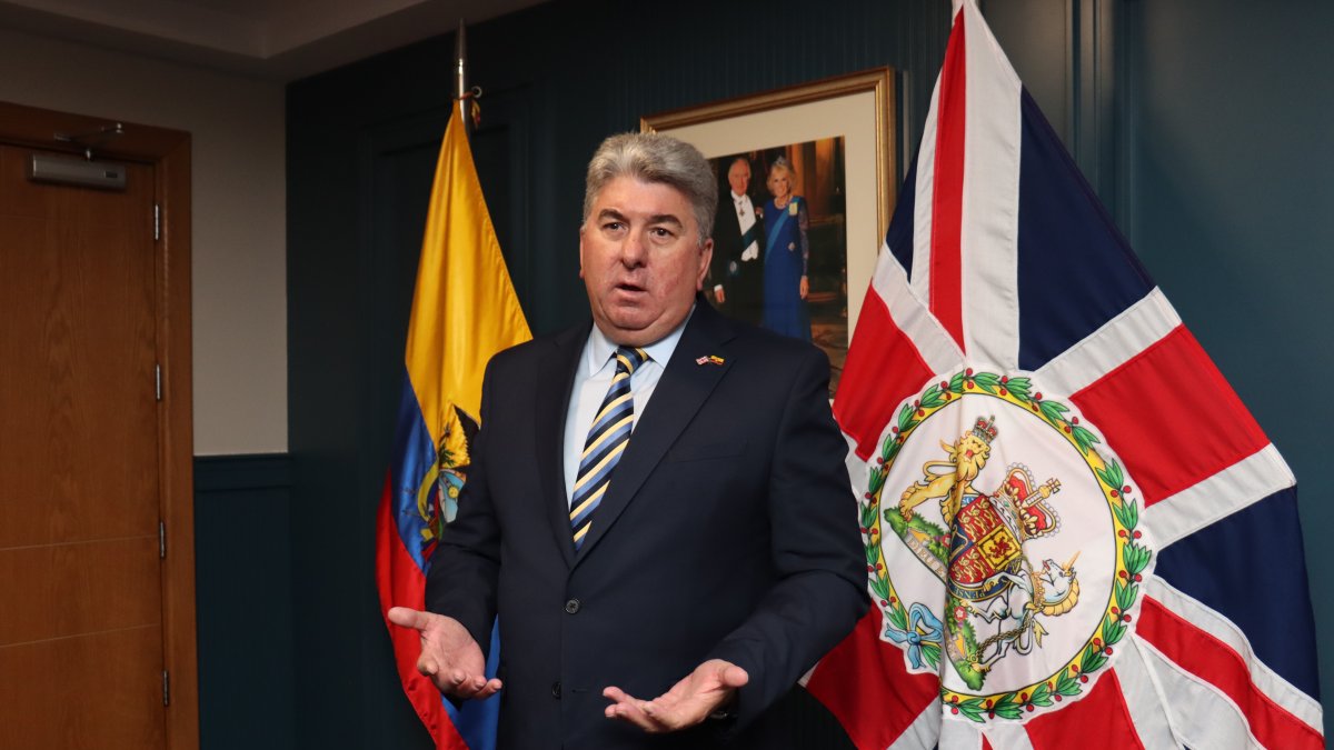 Entrevista al embajador británico Chris Campbell.