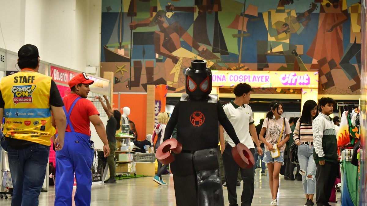 Andy Santo, quien personificada a Lego Spiderman, caminaba entre los stands de la feria Comic Con, que se extenderá hasta este domingo. Otros ciudadanos cargaban diversos trajes.
