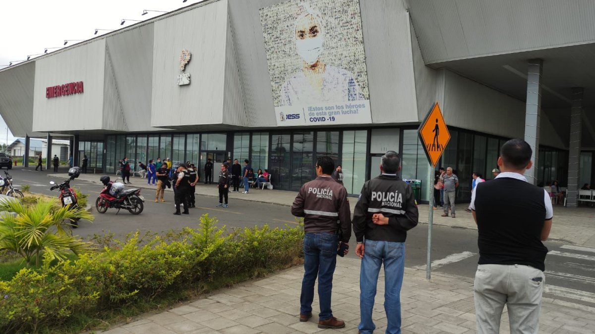 Asesinan a presunto miembro de Los Choneros en Hospital del IESS de Manta.