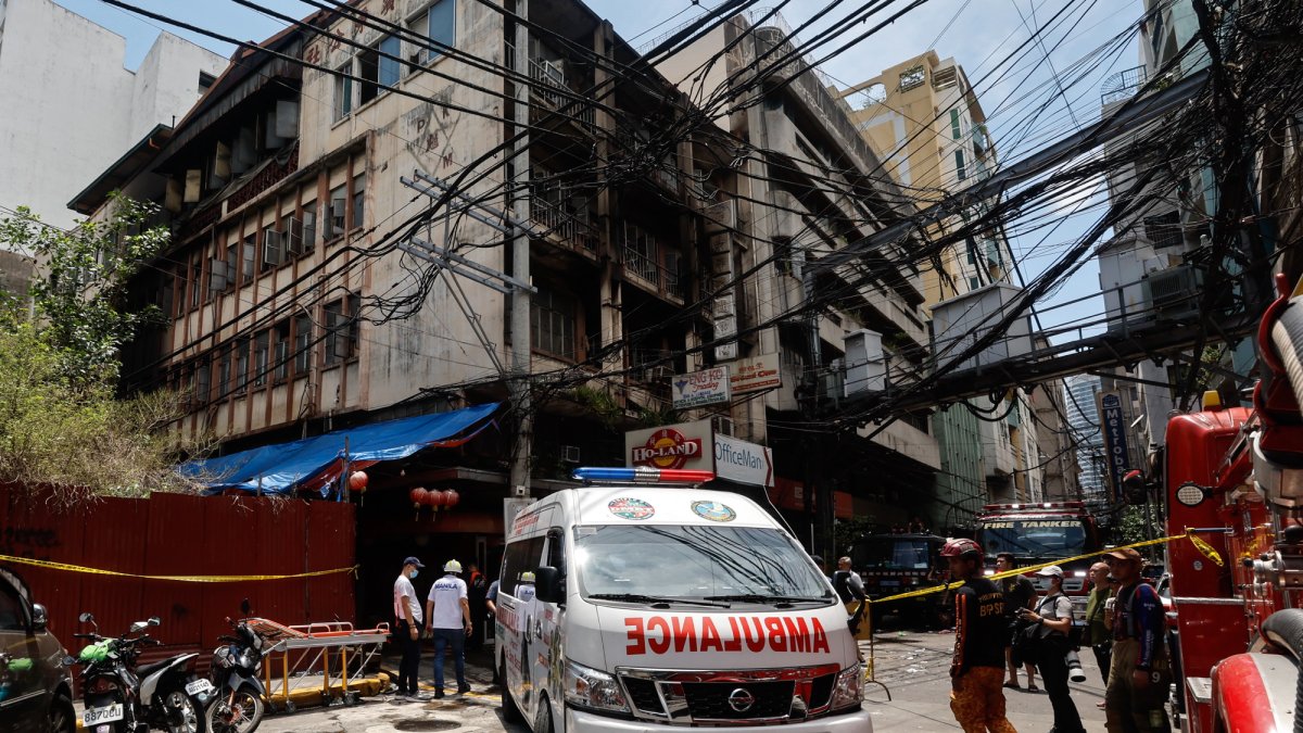 Manila. Personal de socorro trabaja en el sitio del incendio.