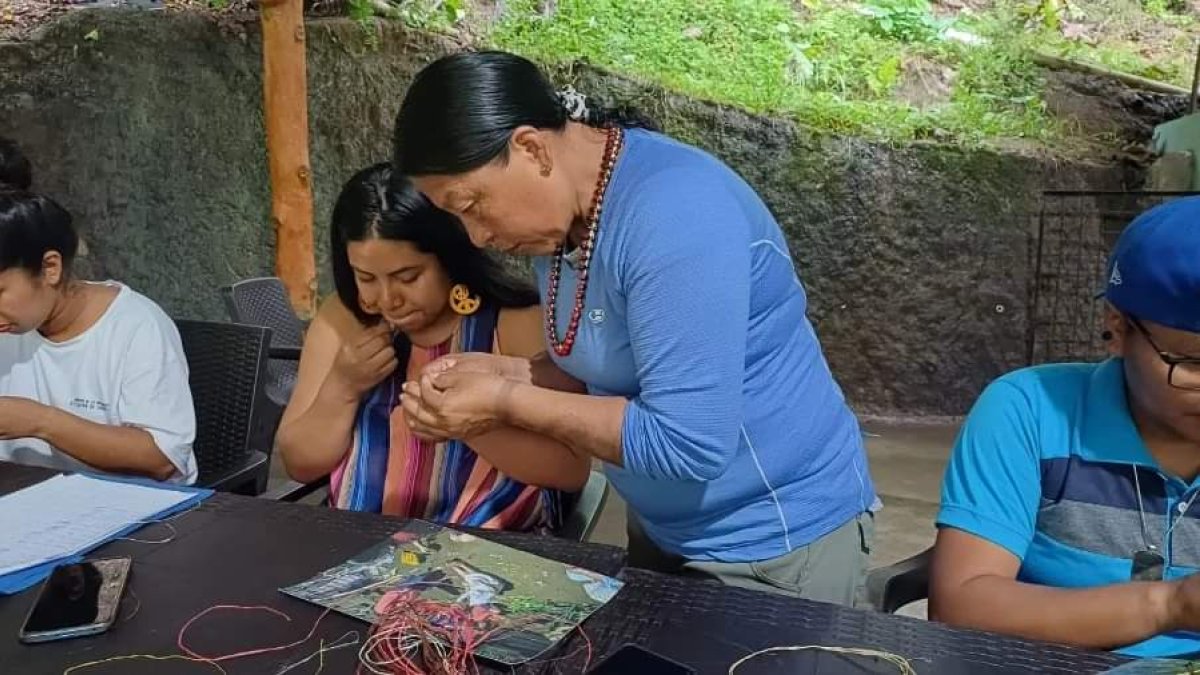 Oficio. A mano y con cuidado se elaboran las artesanías.