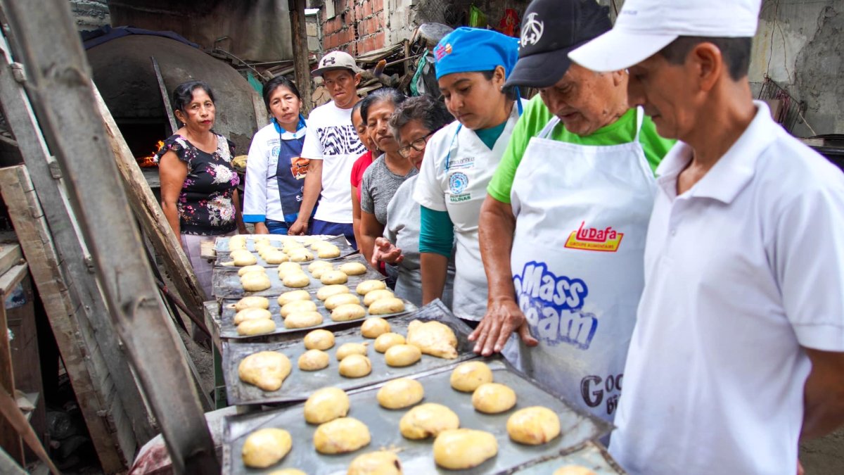 El septuagenario Jorge Tubay explica como debe quedar la masa para el pan.