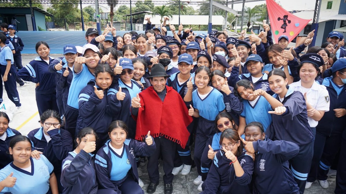 Homenaje. Baltazar Ushca posa junto a los alumnos de la institución.