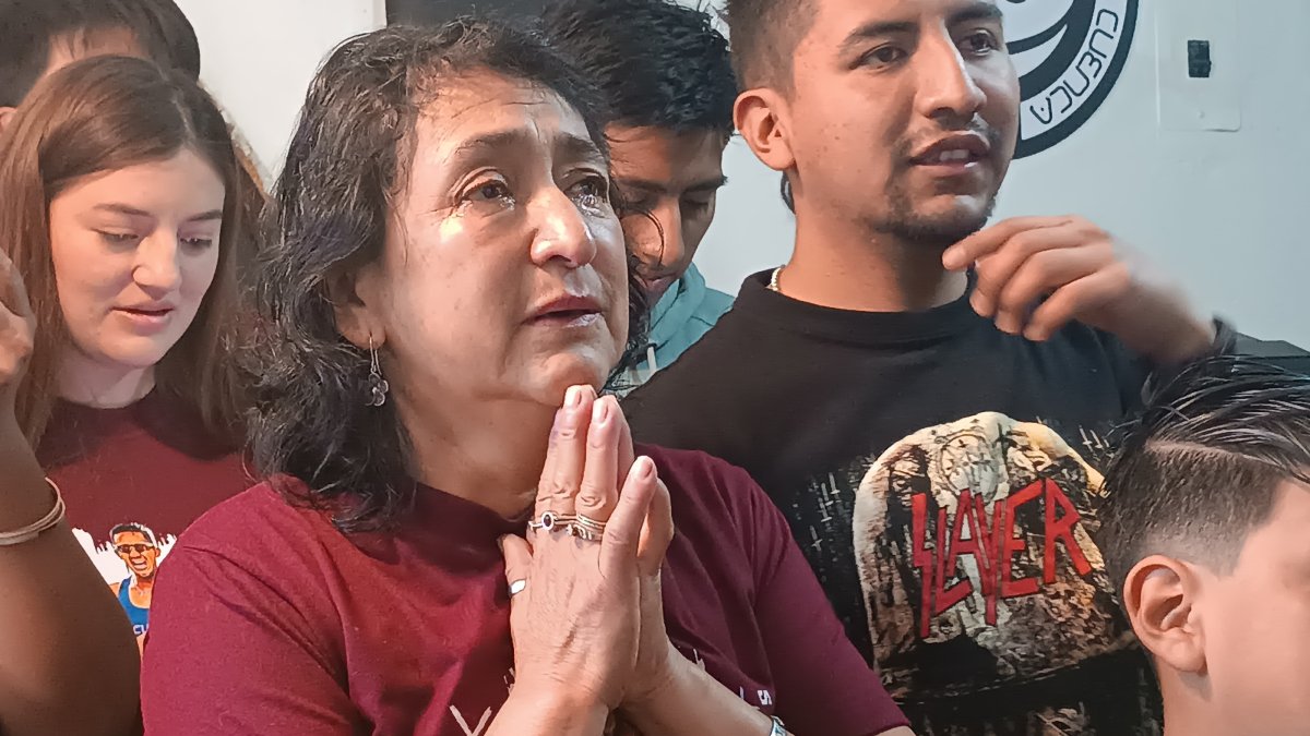 Doña Eulalia Álvarez, madre de Daniel, rompió en llanto cuando le colgaron el oro.