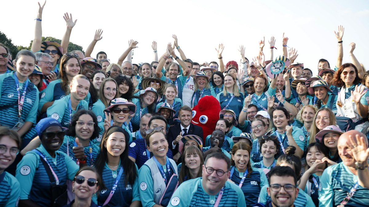 El presidente Emmanuel Macron visitó y compartió con decenas de voluntarios en uno de los últimos actos de los Juegos donde ponderó el trabajo que realizan.