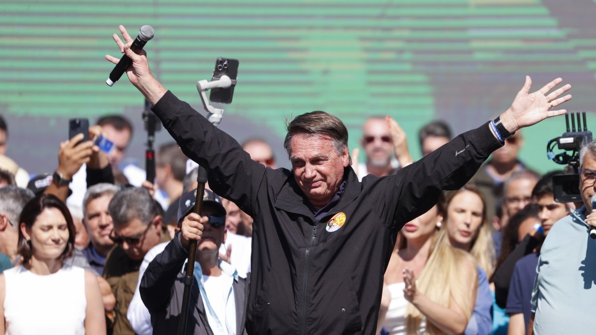 El expresidente brasileño Jair Bolsonaro participa en un acto del candidato para la Alcaldía de São Paulo, Ricardo Nunes, este sábado en la ciudad de São Paulo (Brasil). 