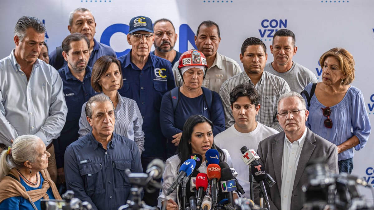 Delsa Solórzano (c), miembro del Comando Con Venezuela, habla durante una rueda de prensa sobre los hechos ocurridos la madrugada de este viernes.
