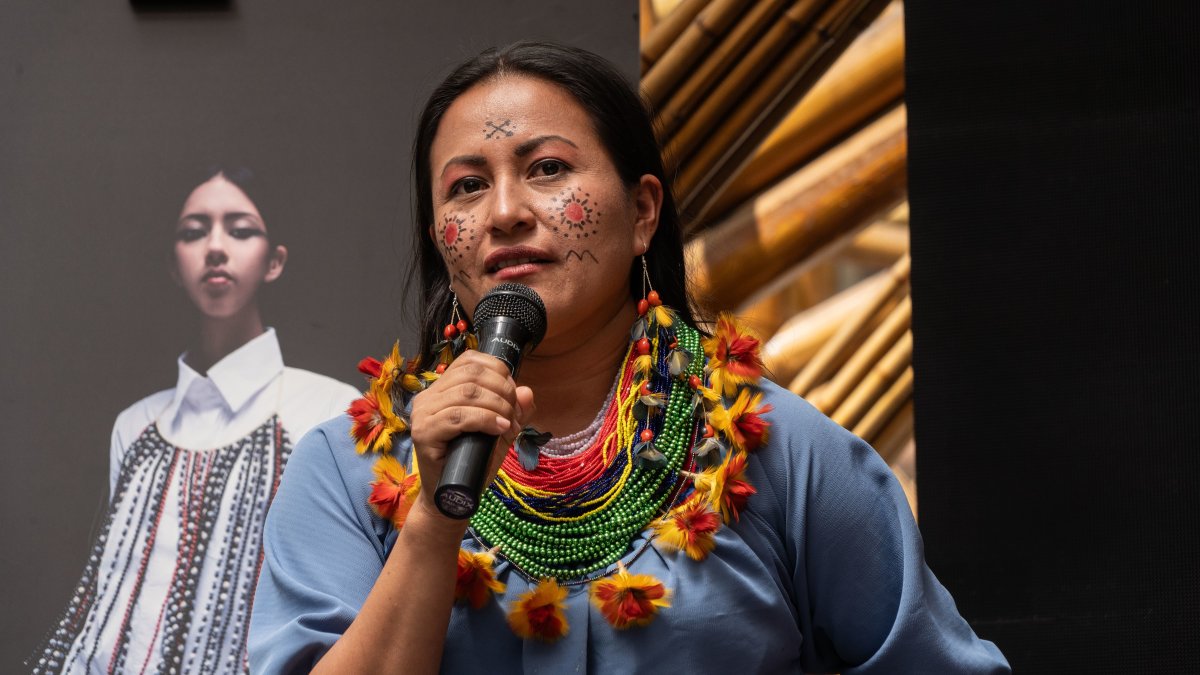 Emprendedora.- Tejidos y collares que elabora Arte Sukû.