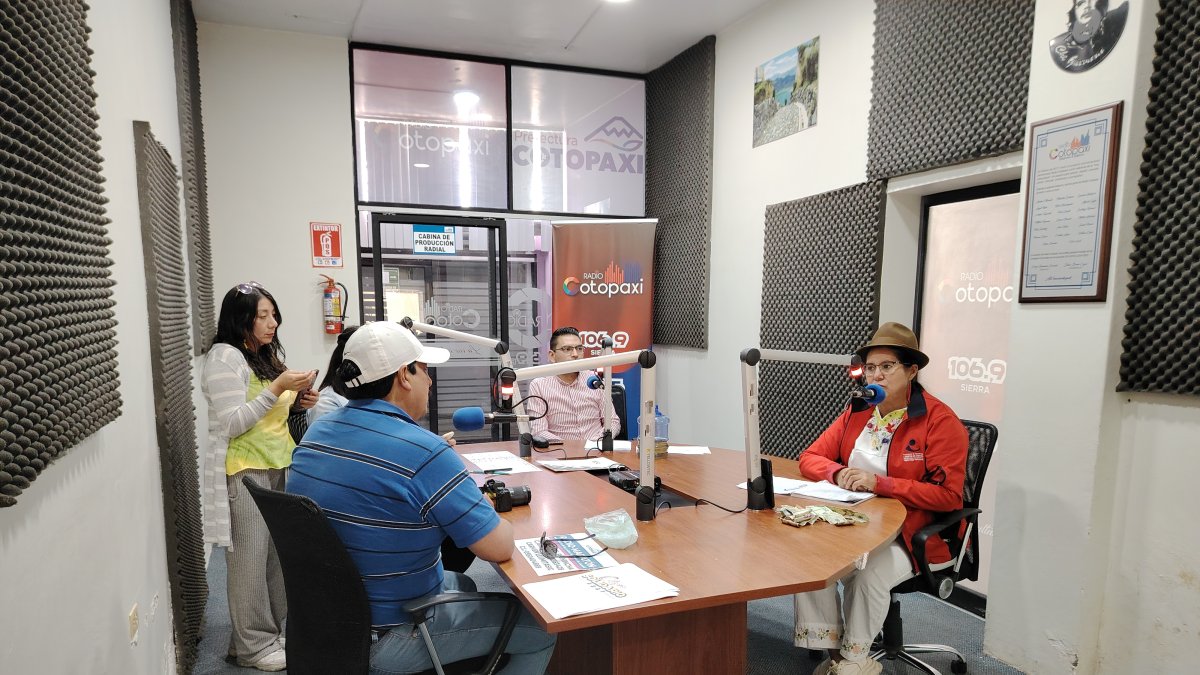 Durante el desarrollo de la radio maratón en radio Cotopaxi.