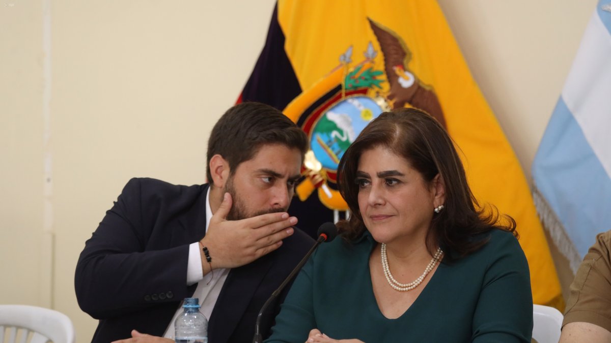 El gobernador del Guayas, Vicente Auad, junto a la ministra, Mónica Palencia.