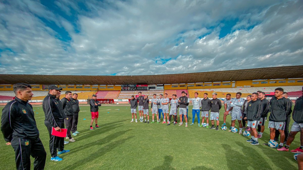 Jugadores del Deportivo Cuenca durante una de las últimas prácticas lideradas por Andrés Carevic, DT que se une en esta etapa.