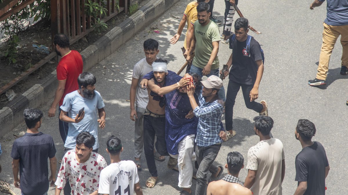 Una persona herida es trasladada a un hospital durante enfrentamientos.