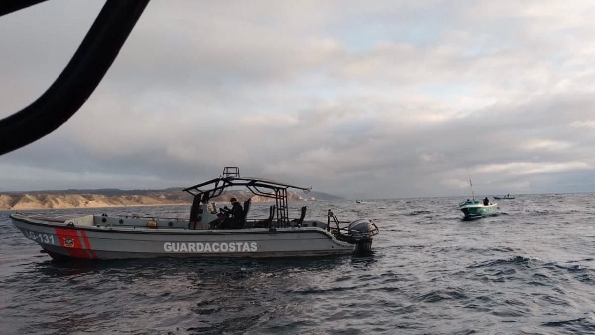 La Marina ecuatoriana incautó combustible de una embarcación que contrabandeaba combustible en Santa Elena
