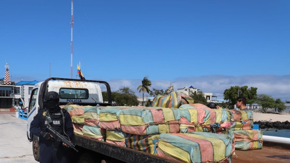 En una embarcación se encontró 57 bultos de droga que dan un peso de dos toneladas de droga.