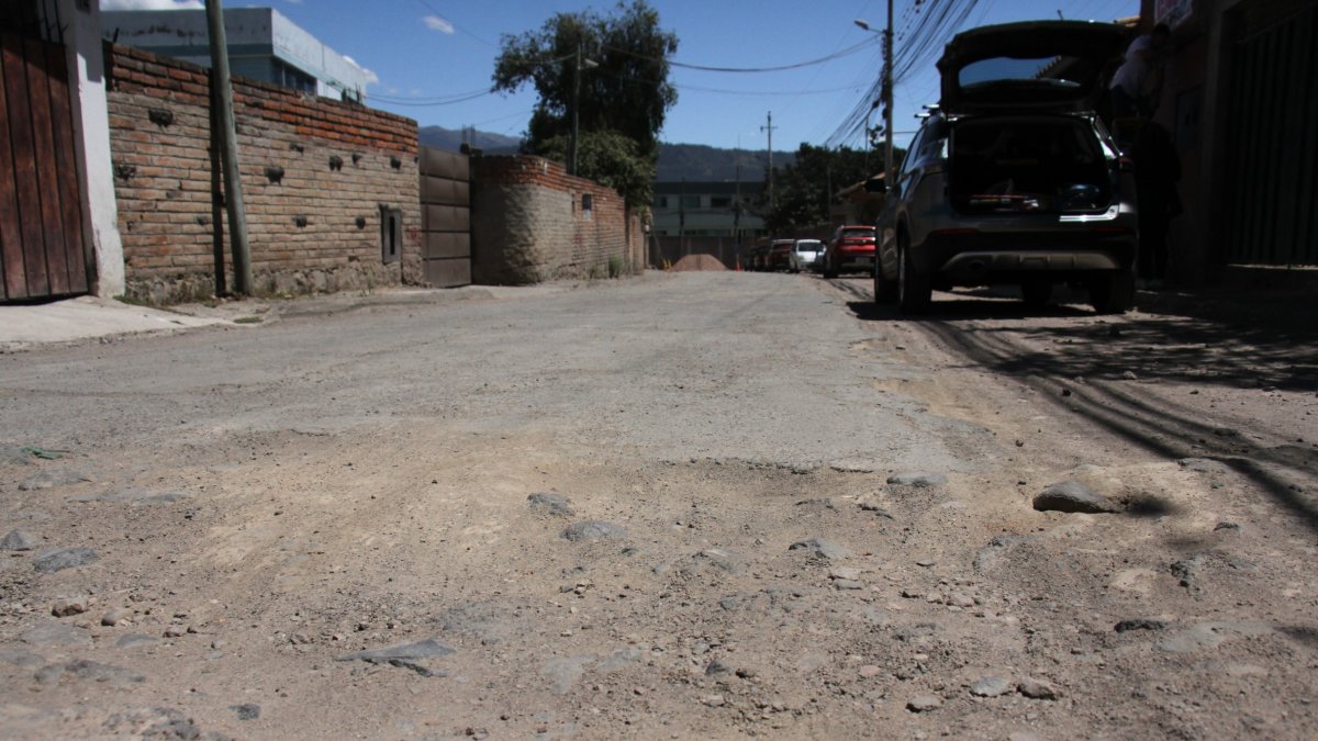 Calles. Este es el panorama de algunas calles de Tumbaco. Los conductores deben esquivar los huecos y grietas que atraviesan las vías.