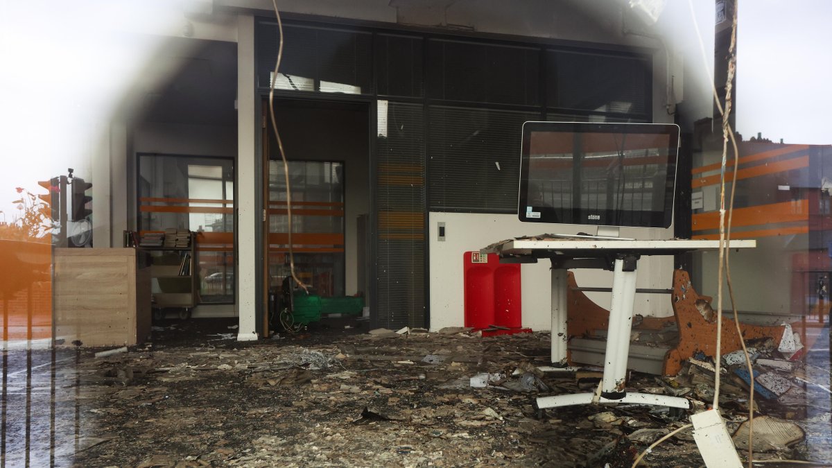 Vista del interior de la biblioteca comunitaria Spellow Hub, vandalizada después de una noche de violentos disturbios en Liverpool, Reino Unido