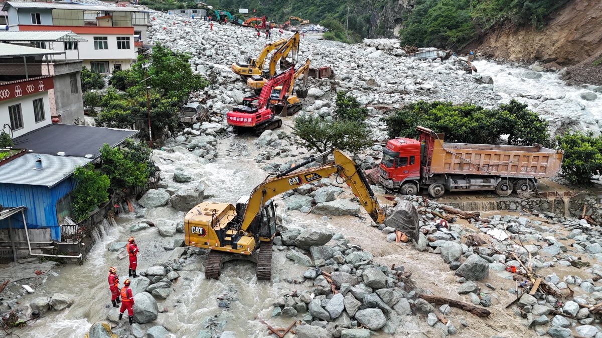 Una foto aérea de drones muestra a los rescatistas operando excavadoras para restaurar el tráfico en la Carretera Nacional 318 en la aldea de Ridi, ciudad de Kangding.