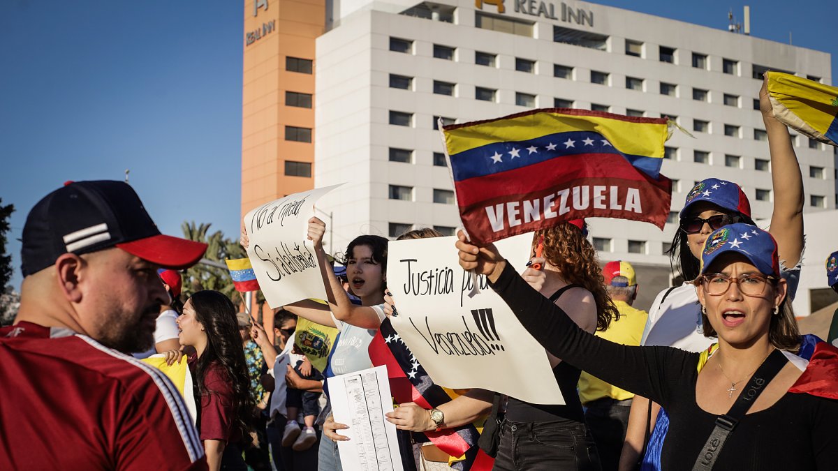 Tijuana. Cientos de venezolanos se unieron con banderas y cánticos para pedir libertad para su nación.
