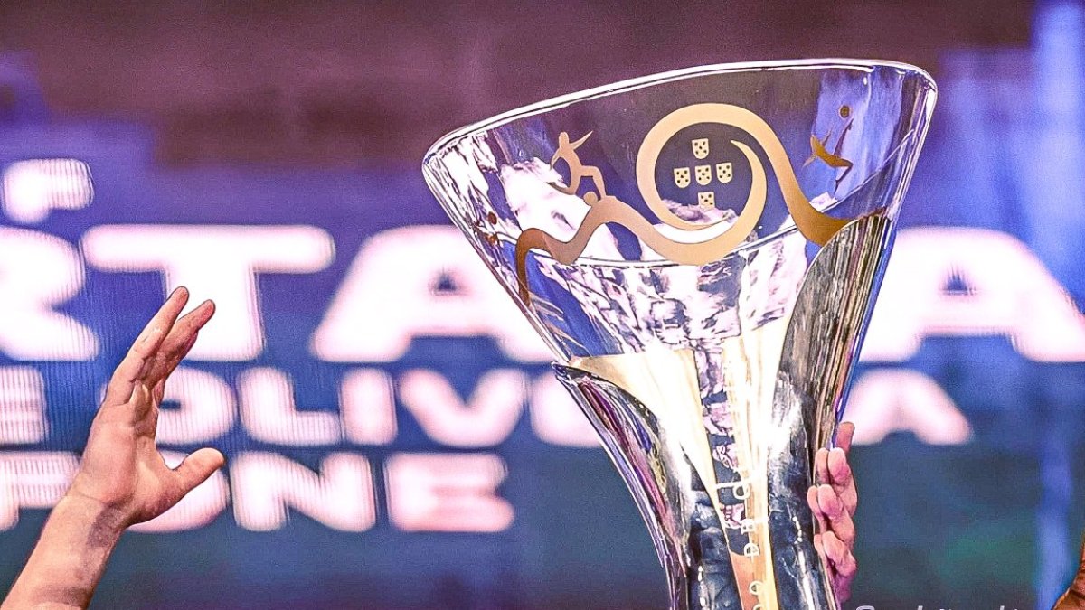 Alan Varela levanta la copa de campeones del Oporto.