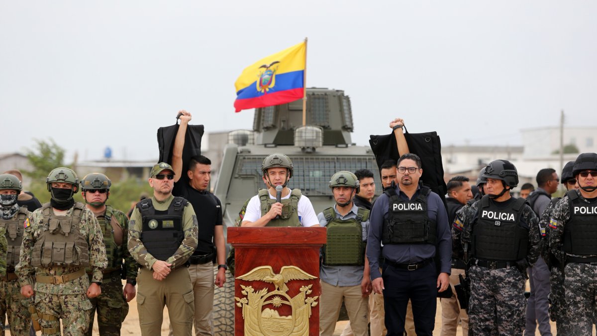 Los expertos Renato Rivera y Luis Córdova coinciden en que Daniel Noboa utiliza a los militares como estrategia político-electoral.