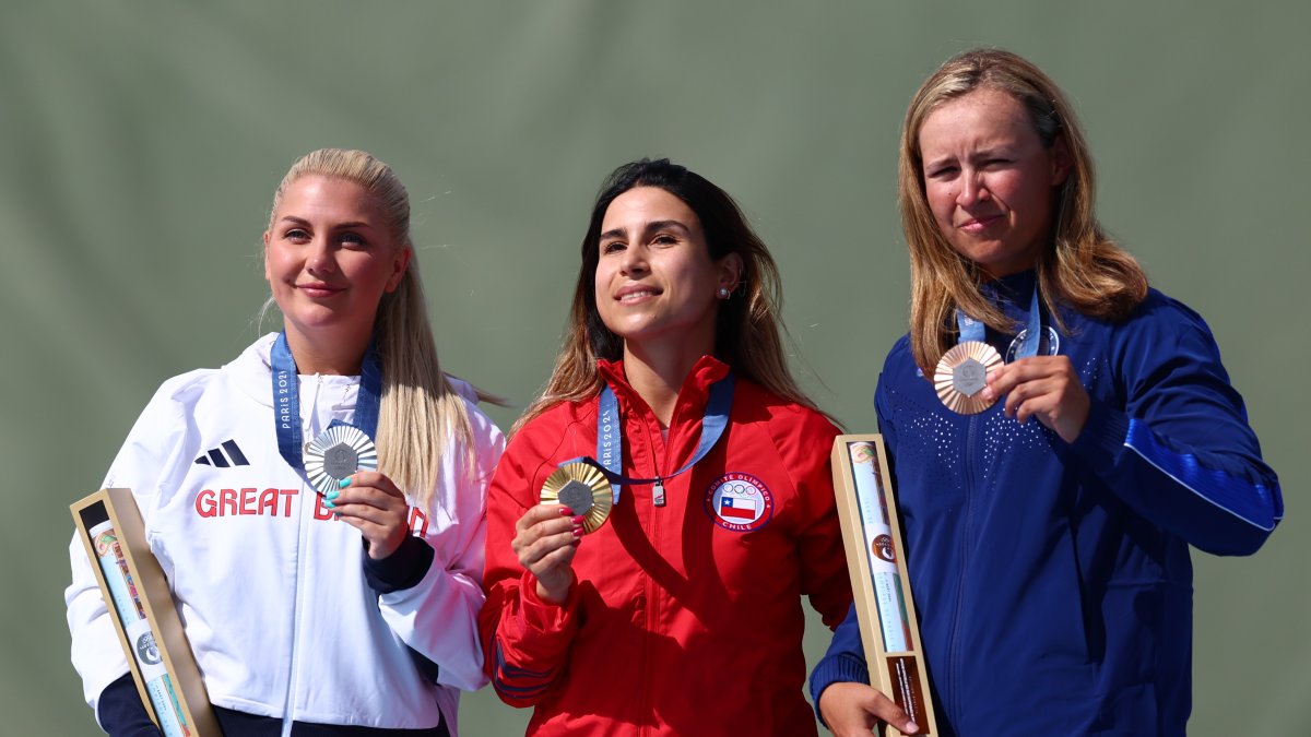 Francisca Crovetto (c) vuelve a empuñar una medalla luego de que una mujer chilena lo hiciera la última vez en Melbourne 1956.