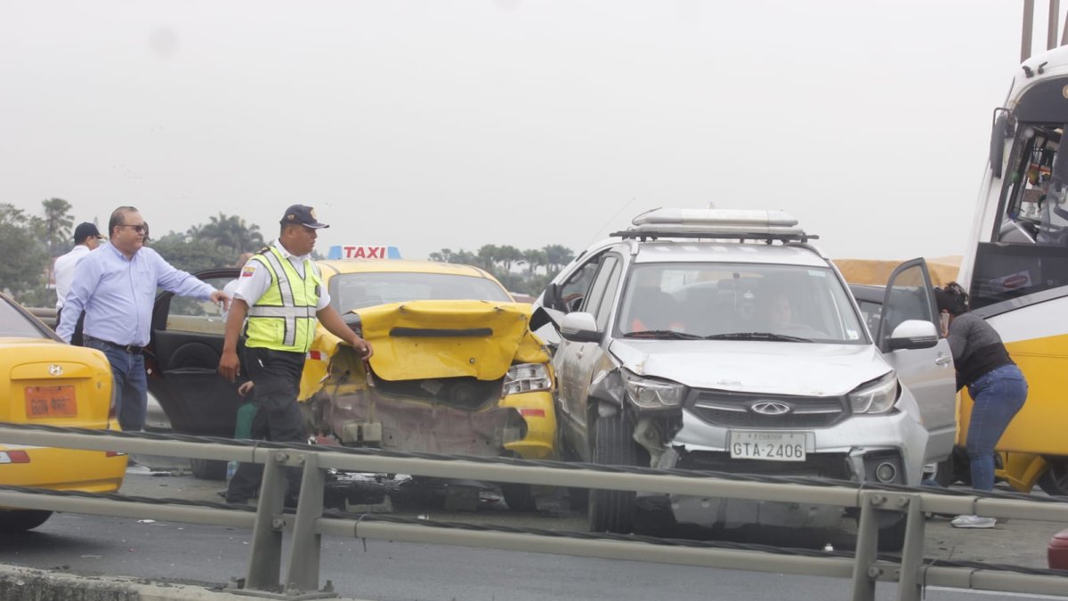 Varios vehículos quedaron destrozados por el siniestro de tránsito.