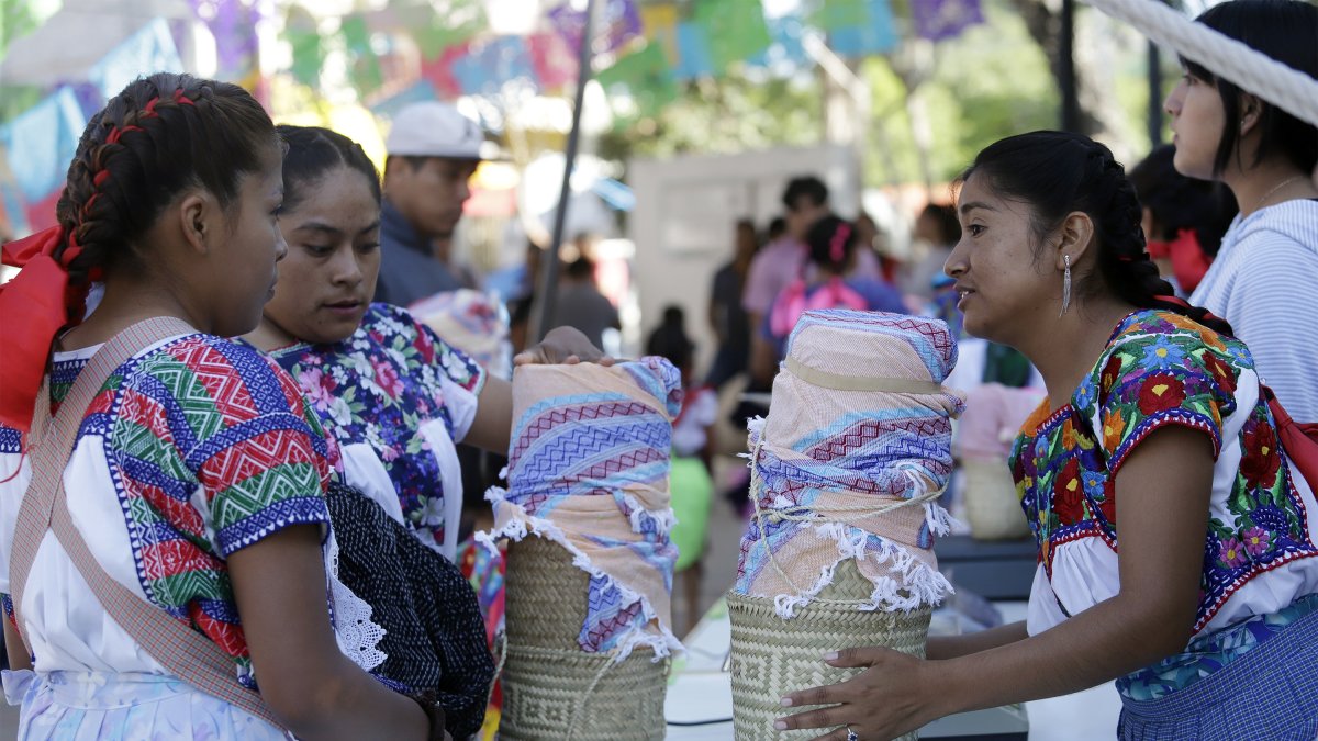 Mujeres coapeñas participan en la tradicional 'Carrera de la Tortilla' este domingo, en el poblado de Santa María Coapan, municipio de Tehuacán, Puebla (México).