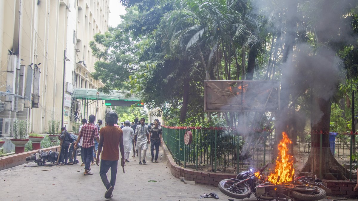 Una persona no identificada prende fuego a una motocicleta en la zona de Shahbagh durante enfrentamientos entre manifestantes y miembros de la Liga Awami.