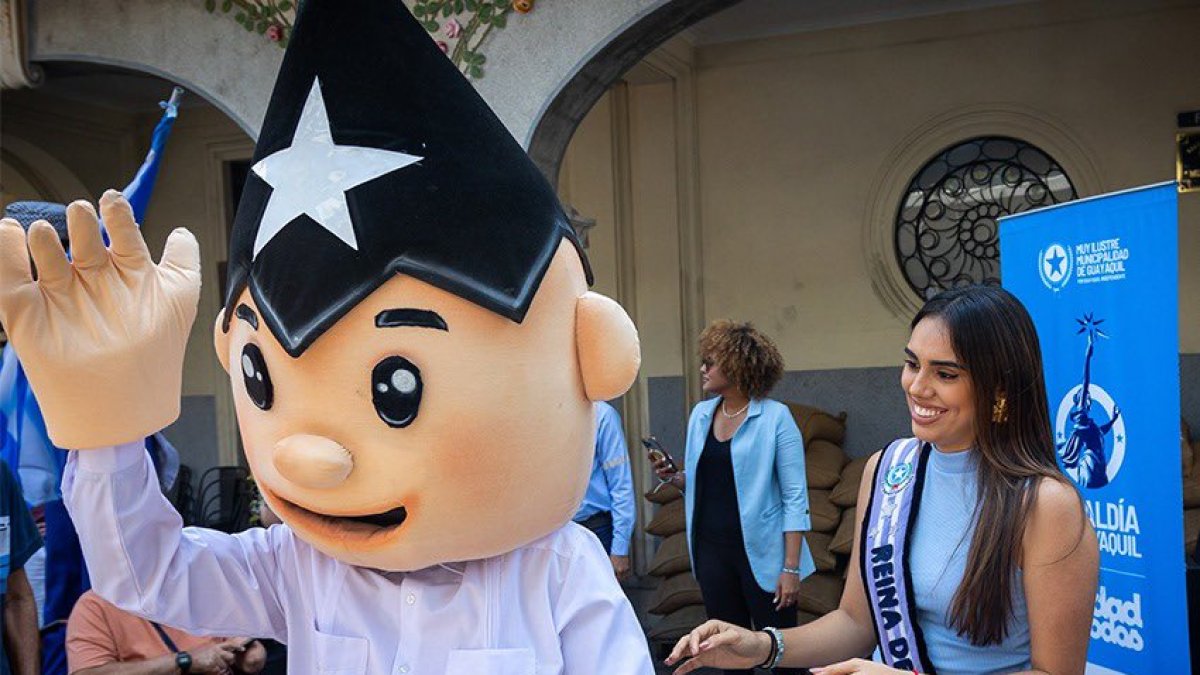 El personaje se lució junto con la actual reina de Guayaquil.